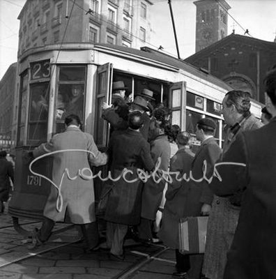 Coda al Tram alla fermata di Piazza San Babila, Milano, 1952